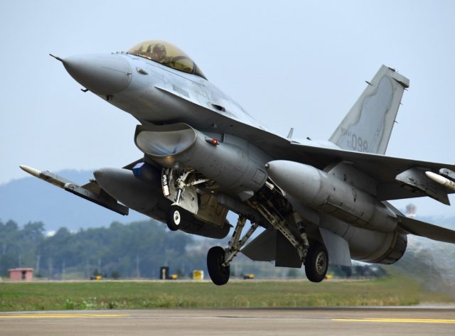 South Korean KF-16 takeoff