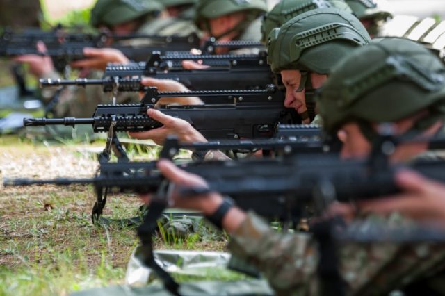 Lithuanian soldiers with G36 rifles