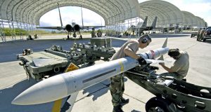US airmen install the wings and fins on an AIM-7 Sparrow missile at Hickam Air Force Base, Hawaii, during RIMPAC 2006